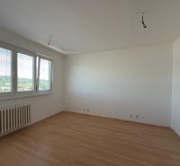 Ein Zimmer in einer 2-Zimmer-Wohnung mit einem Holzboden und einem Blick aus dem Fenster.