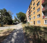 Ein Wohnhaus in der Stromová-Straße in Košice, Stadtteil Staré Mesto, umgeben von Grünflächen.