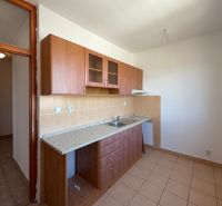 Küche in einer 2-Zimmer-Wohnung mit Küchenzeile und Fliesenboden.