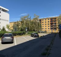 Wohngebäude mit Grünflächen und Parkplätzen in der Stromová-Straße in Košice, Altstadt.