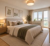Helles Schlafzimmer in einer 2-Zimmer-Wohnung mit Bett und Dekorationen auf einem Boden mit Holzdekor.