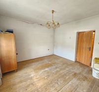 Izba in einem Einfamilienhaus mit Holzelementen, Möbeln und Kronleuchtern.