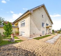 Das Einfamilienhaus in der Vojtechovce-Straße in Nový Život ist von einem gepflegten Garten mit Gehweg umgeben.