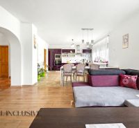 Innenraum eines Einfamilienhauses mit Küche, Esstisch und Boden mit Holzdekor.