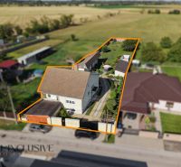 Einfamilienhaus in der Vojtechovce-Straße in Nový Život mit Garten und Zufahrtsstraße.