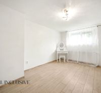 Ein Zimmer mit Holzboden und einem Schminktisch in einem Einfamilienhaus.