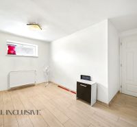 Weißer Raum mit Holzboden in einem Einfamilienhaus.