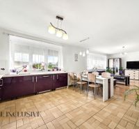 Geräumige Küche mit Essbereich und Holzboden in einem Einfamilienhaus.