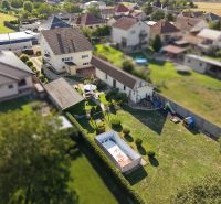 Ein Einfamilienhaus in Vojtechovce, Nový Život hat einen großen Garten mit einem Pool und einer Terrasse.