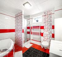 Badezimmer im Einfamilienhaus mit Badewanne, Toilette und Duschkabine.
