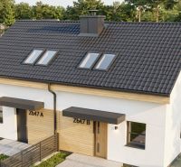Ein Einfamilienhaus in Sasinkovo in der Sasinkovo-Straße mit einem dunklen Dach und Holzelementen.
