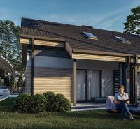 Einfamilienhaus in Sasinkovo mit Terrasse, Garten-Sitzbereich und Auto in der Einfahrt.