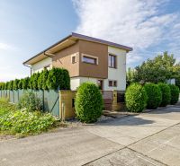Ein Einfamilienhaus in der Majerská-Straße in Nová Dedinka mit einem gepflegten Garten und grünen Sträuchern.