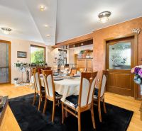 Esszimmer in einem Einfamilienhaus mit Holzboden und dekorativen Blumen.