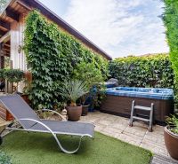 Der Garten des Einfamilienhauses mit Liegestuhl, Whirlpool und Kletterpflanzen in der Majerská in Nová Dedinka.