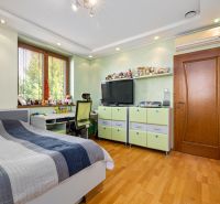 Kinderzimmer mit Bett, Schreibtisch und Holzboden in einem Einfamilienhaus.