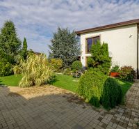 Ein Einfamilienhaus in der Majerská-Straße in Nová Dedinka mit gepflegtem Garten und Pflastersteinen.