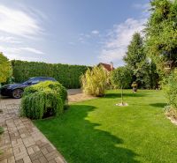 Garten bei einem Einfamilienhaus in der Majerská-Straße in Nová Dedinka. Elegantes Grün und Auto.