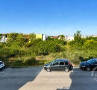 Straße mit Autos in der Nähe der Vincenta Šikulu Straße in der Stadt Stupava, umgeben von Grün.
