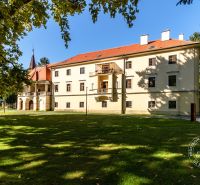 Ein historisches Gebäude umgeben von Grün in der Vincenta Šikulu Straße, Stupava, bietet ruhiges Wohnen.