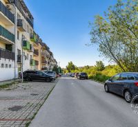 Vincent-Šikula-Straße in Stupava, Parkplatz und mehrstöckige Gebäude bei einer 2-Zimmer-Wohnung.