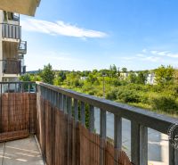 Balkon einer 2-Zimmer-Wohnung in Stupava in der Vincenta Šikulu Straße mit Blick ins Grüne.