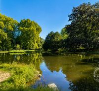 Fluss mit Ufer im Park an der Vincenta Šikulu Straße, Stupava, in der Nähe einer 2-Zimmer-Wohnung.