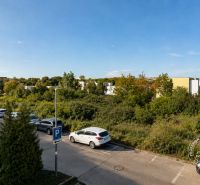 Außenbereich in der Vincenta Šikulu Straße in Stupava, mit Blick auf den Parkplatz und das Grün, 2-Zimmer-Wohnung.
