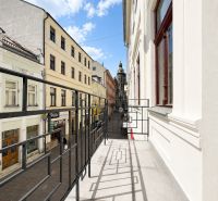 Ein Balkon mit Blick auf die Mlynská-Straße, Košice - Stadtteil Altstadt, vor den Büros.