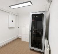 Verteilerkasten und Schränke im Büro mit Holzboden.
