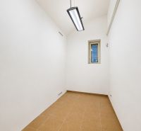 Weiße Wände, kleiner Raum, Deckenleuchten, Fliesen, Büros.