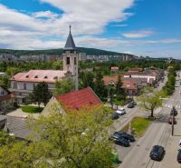 Kirche und Straße in Bratislava - Lamač auf der Studenohorská, nahe der Natur und der Stadt.