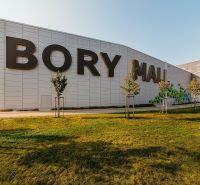 Einkaufszentrum Bory Mall mit Schriftzug, Rasenfläche und Bäume in Bratislava-Lamač.