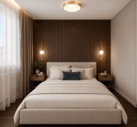 Schlafzimmer mit gepolstertem Bett, Holzverkleidung und zwei Nachttischen in einer 3-Zimmer-Wohnung.