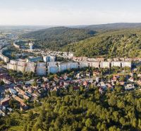 Luftaufnahme des Wohngebiets in der Studenohorská-Straße in Bratislava - Lamač mit umliegenden Wäldern.