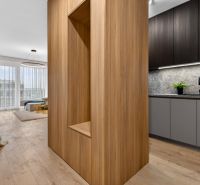 Innenraum einer 2-Zimmer-Wohnung mit Holzboden und minimaler Einrichtung.