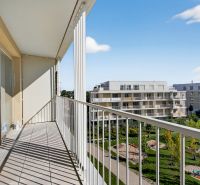 Balkon einer 2-Zimmer-Wohnung in der Bajkalská Straße mit Blick auf das Grün in Bratislava.