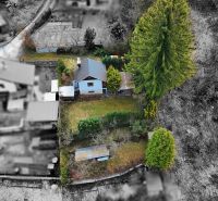 Luftaufnahme einer Hütte mit Garten in Žilina, umgeben von Bäumen und Natur.