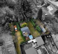 Luftaufnahme von einem Ferienhaus mit Garten und Auto in Žilina.