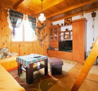 Interieur einer Hütte mit Holzeinrichtung und traditionellem Mobiliar für einen gemütlichen Aufenthalt.