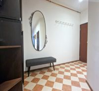 3-Zimmer-Wohnung: Eingangsbereich mit schwarz-weißer Bank, Spiegel und Wandgarderobe.