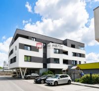 Wohnhaus in der Sonnenblumenstraße in Rovinka mit Parkplatz.