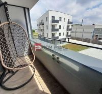 Balkon einer 2-Zimmer-Wohnung in der Slnečnicová-Straße in Rovinka mit Schaukel und Blick auf die Umgebung.