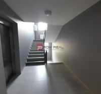 Flur mit Treppe und Aufzug in einer 2-Zimmer-Wohnung.