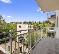 Balkon einer 4-Zimmer-Wohnung in der Uhrej-Straße, Bratislava III, mit Blick auf das Grün.