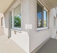 Balkon einer 4-Zimmer-Wohnung in der Uhrova-Straße in Bratislava III mit Blick ins Grüne.