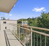 Balkon einer 4-Zimmer-Wohnung in der Uhrova-Straße in Bratislava III mit Blick ins Grüne.