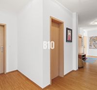 Der Flur in der 4-Zimmer-Wohnung mit einem Boden in Holzoptik und hellen Wänden.