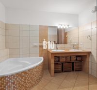 Badezimmer mit separater Badewanne und Doppelwaschbecken in einer 4-Zimmer-Wohnung.