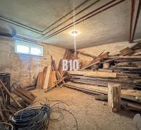 Der Keller eines Einfamilienhauses mit gelagertem Holz und Kabeln.